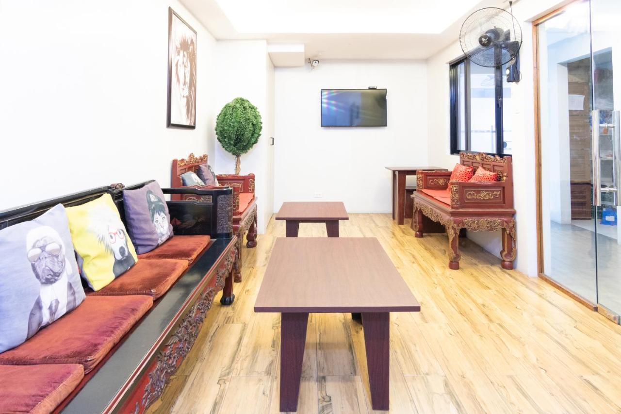 Oyo 136 Regal Residences Quezon City Exterior photo