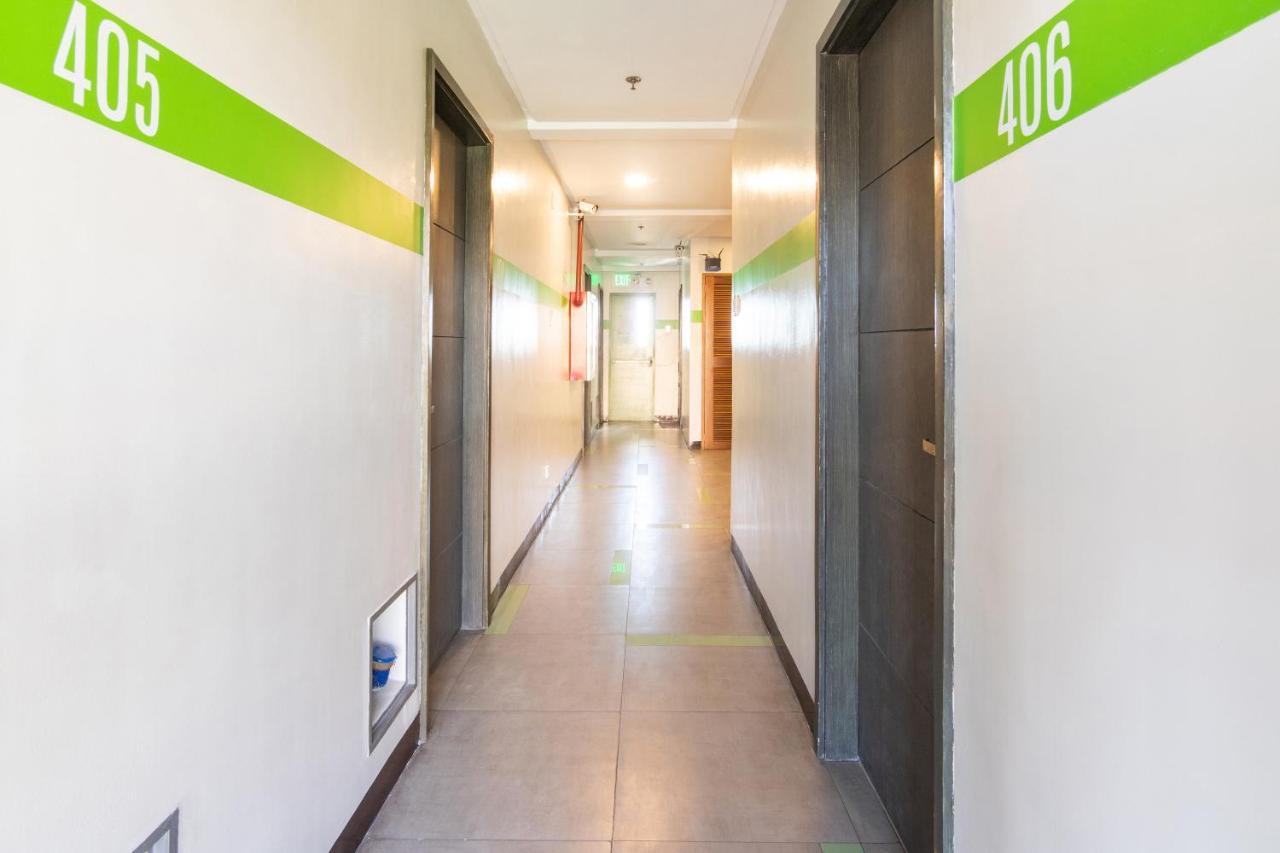 Oyo 136 Regal Residences Quezon City Exterior photo