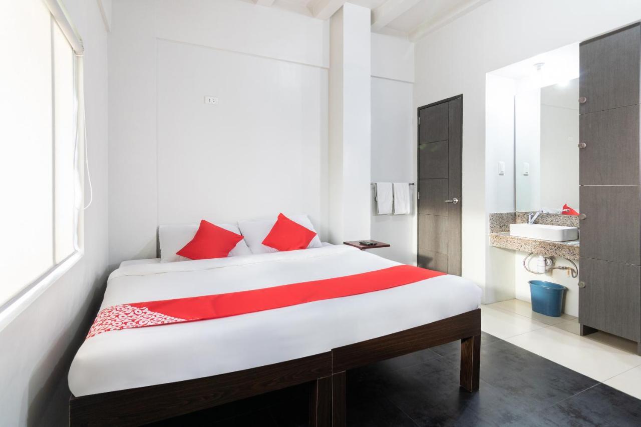 Oyo 136 Regal Residences Quezon City Exterior photo